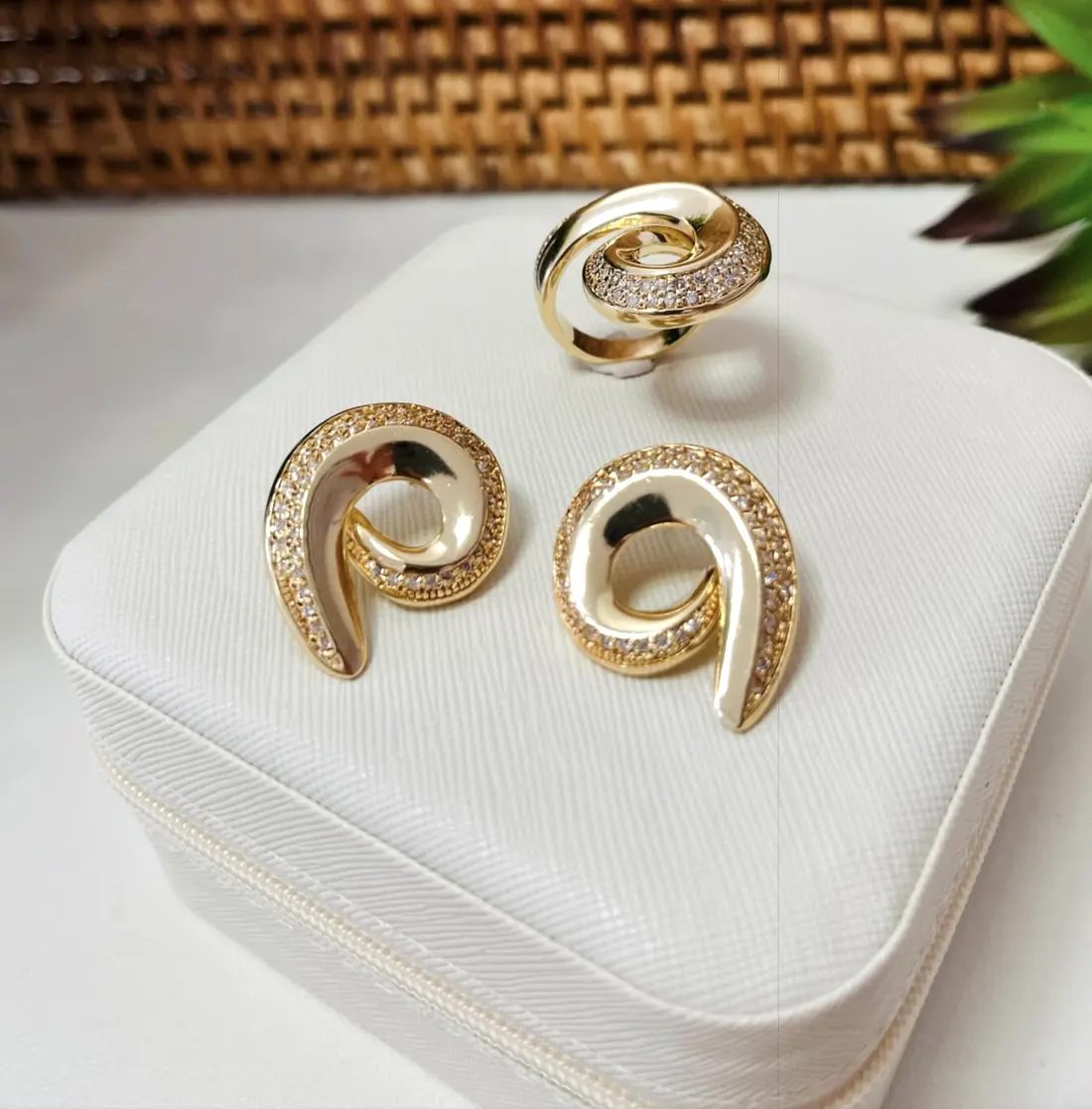 Joias autorais Mires Brandão em ouro 18k